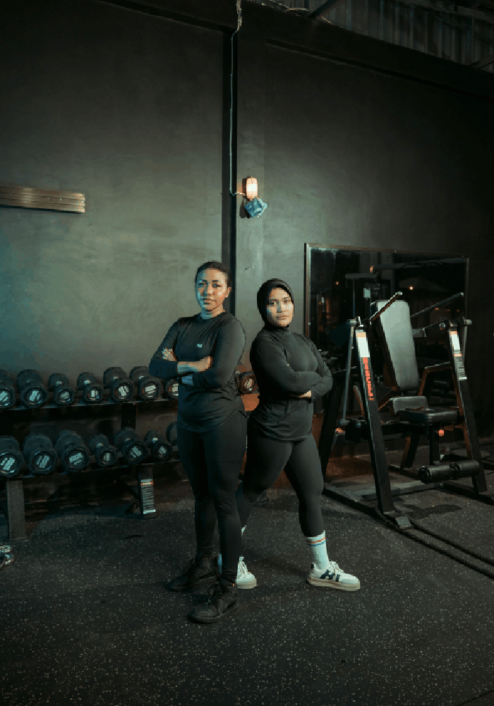 woman-doing-exercise-on-a-machine-in-a-gym